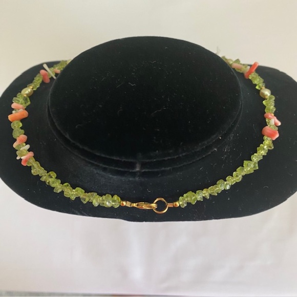 Lee Sands Hibiscus Flower Peridot Beaded Mother of Pearl Lucite Backed Necklace - Picture 3 of 6